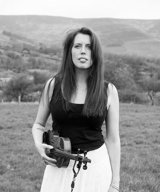 Bella Hardy artist profile image