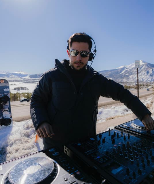 Gian Derek artist profile image