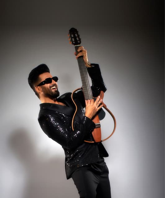 Falak Shabbir artist profile image