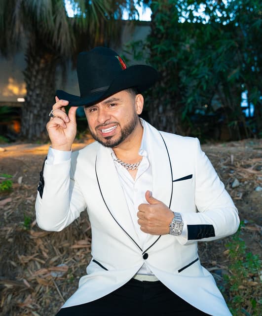 Larry Hernández artist profile image