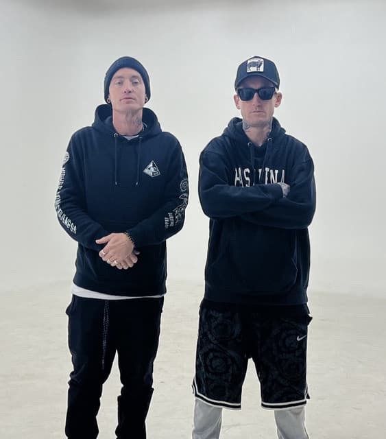 See See Twinz artist profile image