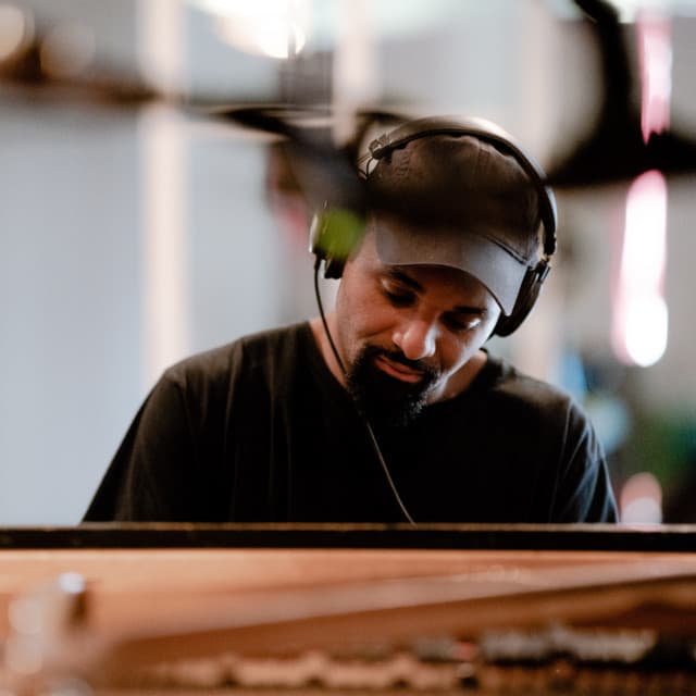 Sullivan Fortner artist profile image