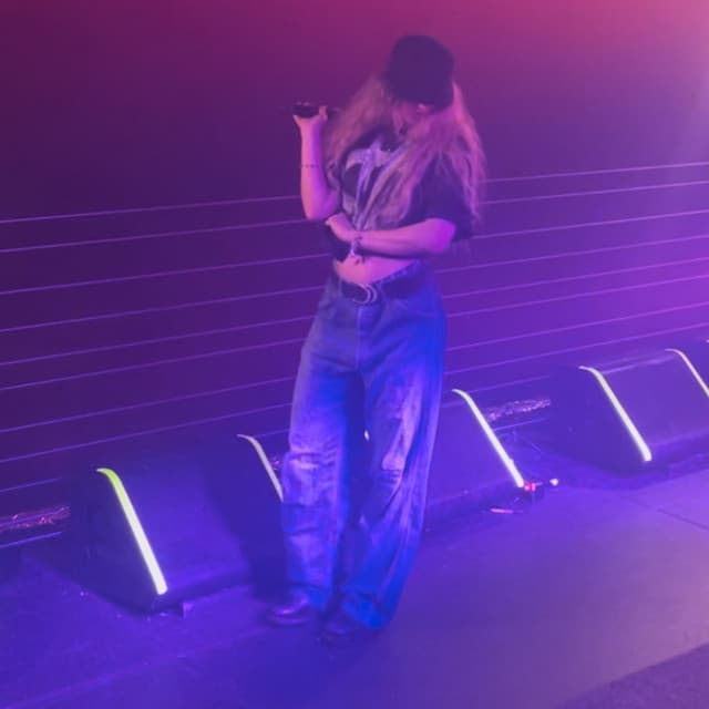 Izzy Camina artist profile image