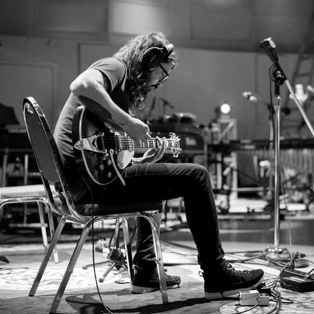 Dave Grohl artist profile