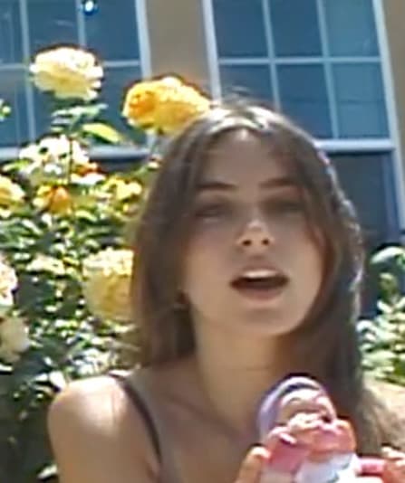 Elle Coves artist profile image