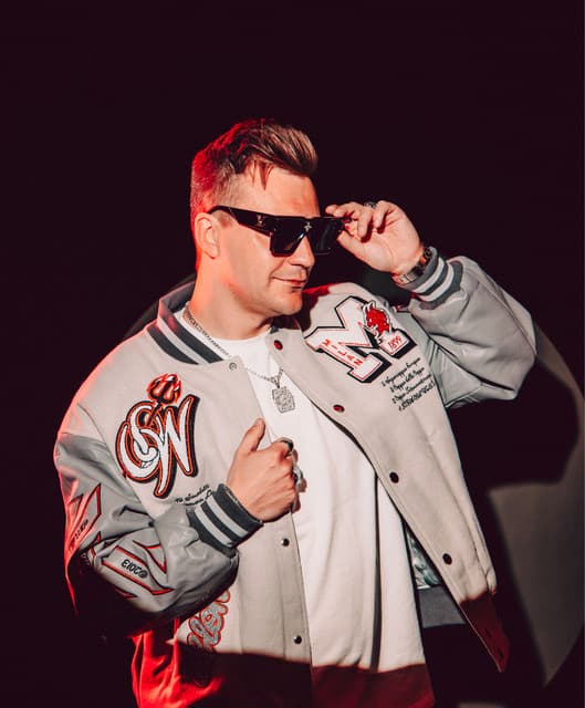 Toby DEE artist profile image