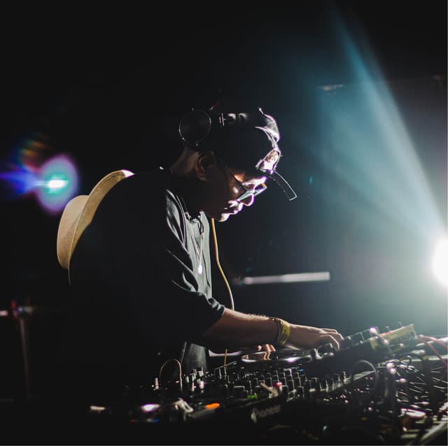 Loan Martinez artist profile image