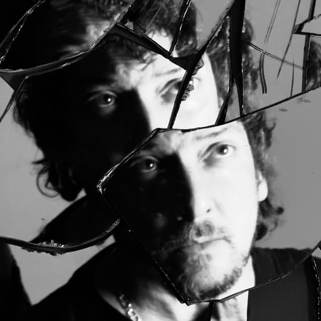 León Larregui artist profile image