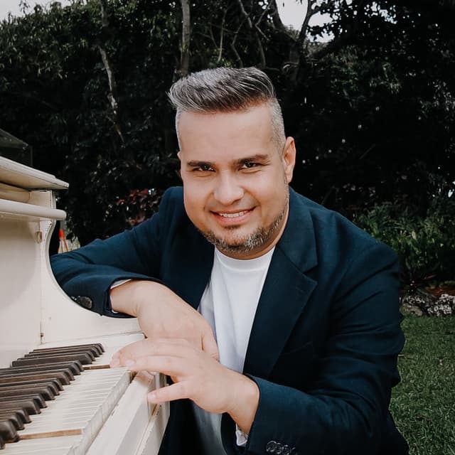 Gilberto Ferrer artist profile image