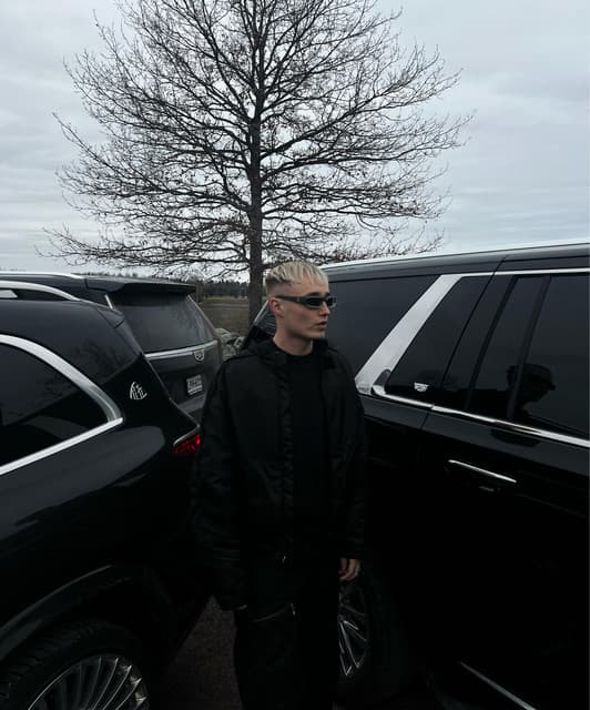 Isac Elliot artist profile image