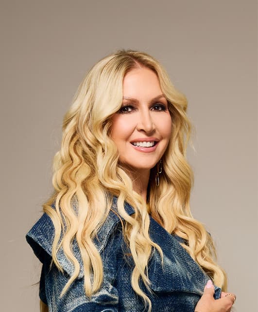 Martha Munizzi artist profile image