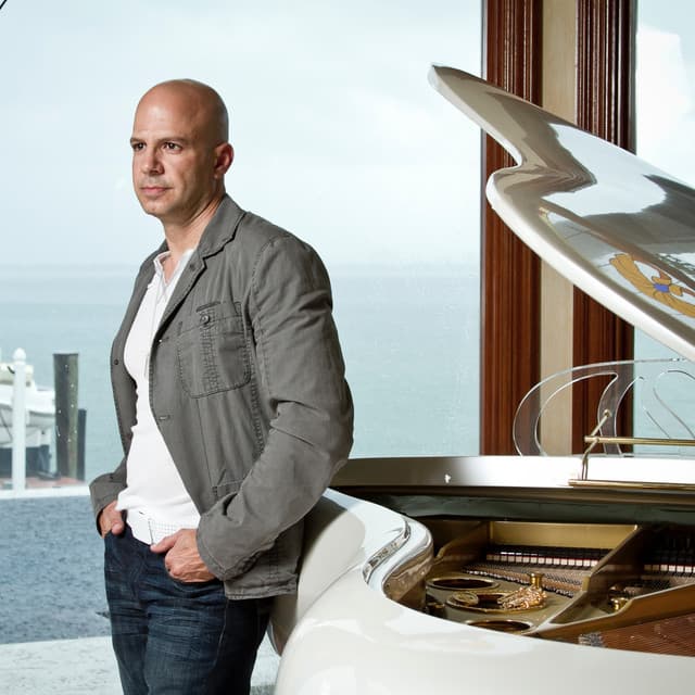 Roberto Vazquez artist profile image