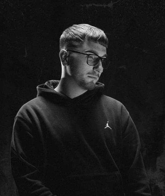 Largey artist profile image