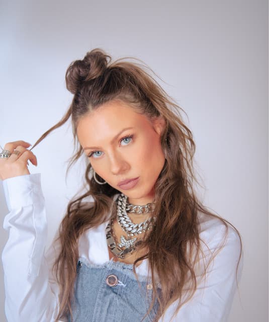 Georgia Ku artist profile image