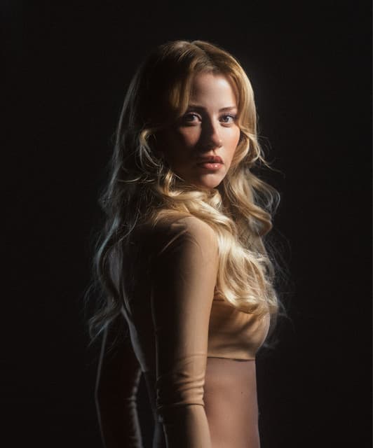 Derya Uluğ artist profile image