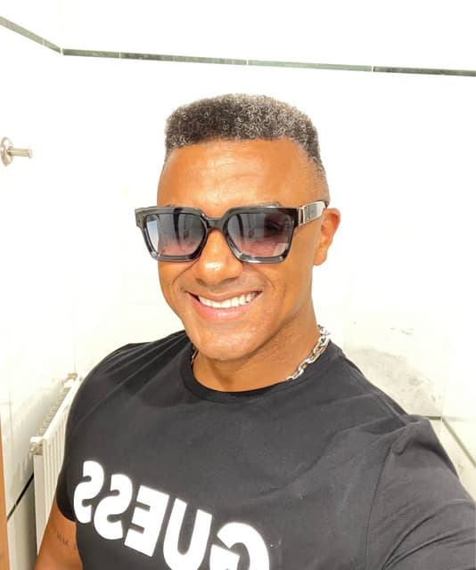 Henry Mendez artist profile image