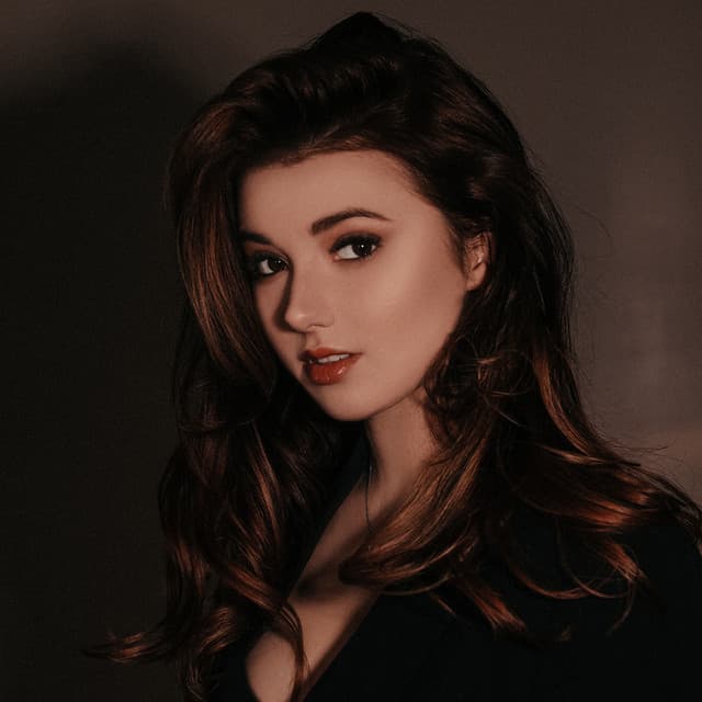 Даша Эпова artist profile image