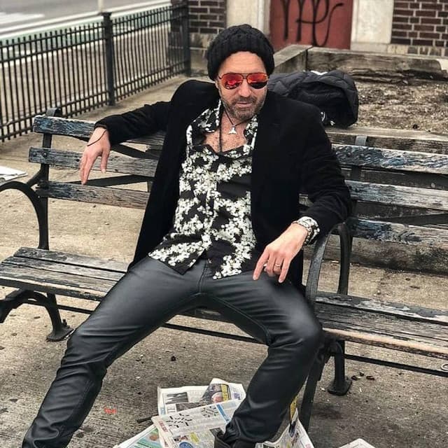 Guy Mantzur artist profile image
