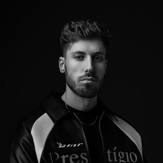 Olly James artist profile image