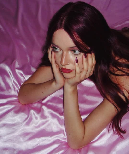 VANÈS artist profile image