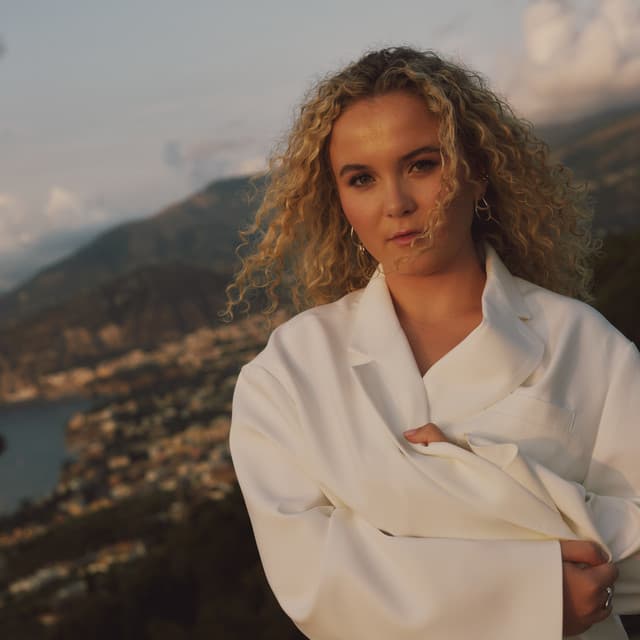 Emma Steinbakken artist profile image