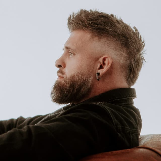 Brantley Gilbert artist profile image