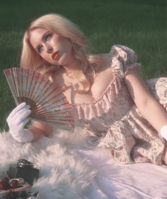 Holly Macve artist profile image