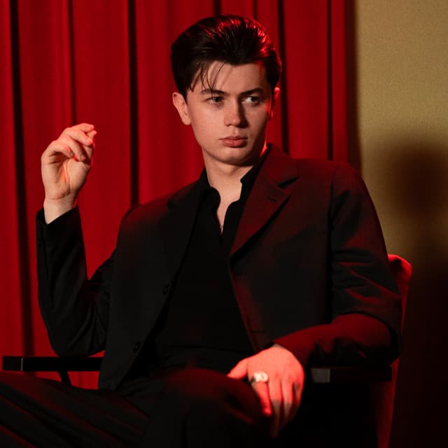 Elliot James Reay artist profile image
