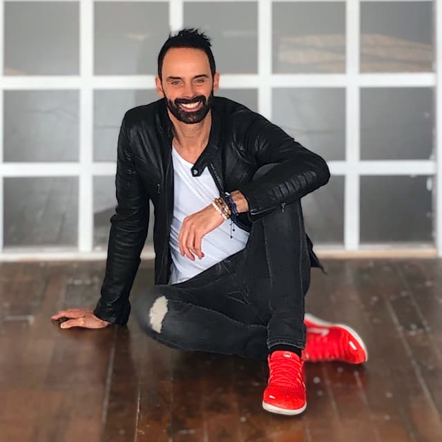 Alex Cruz artist profile image