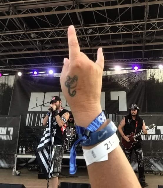 Below 7 artist profile image