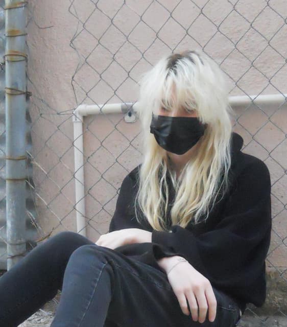 Laura Les artist profile image