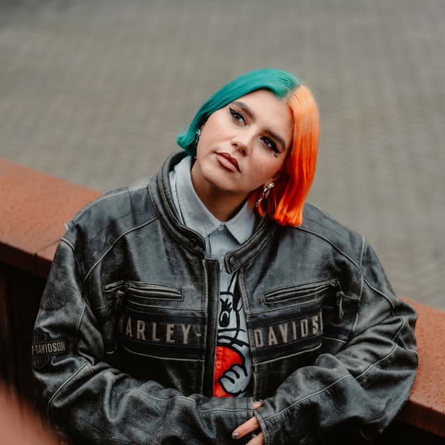Issey Cross artist profile image