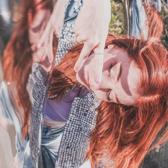 LOU LINNION artist profile image