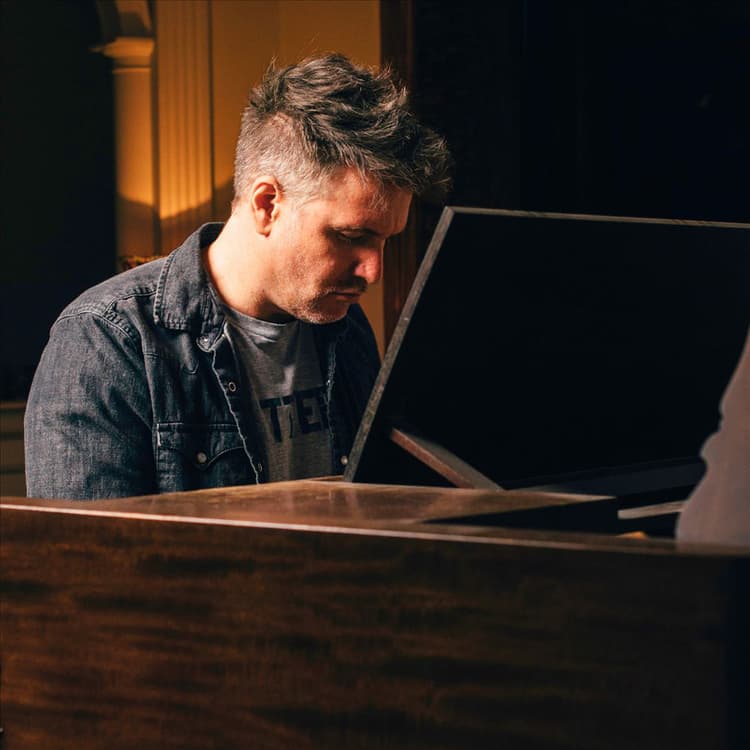 Stephen Lynch artist profile image