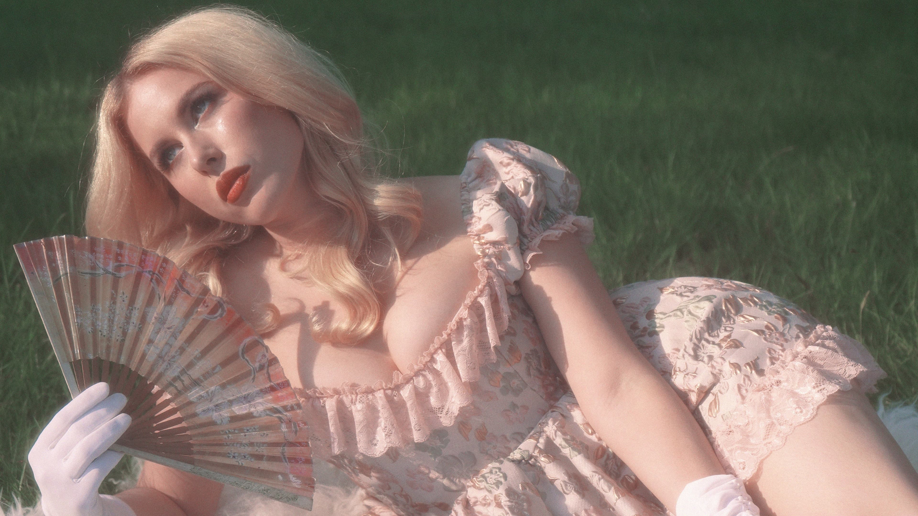 Holly Macve event image