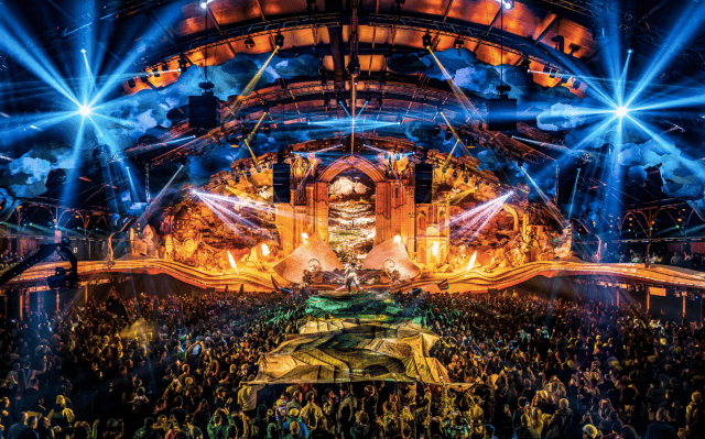 tomorrowlands-orbyz-mainstage-in-flamesbut