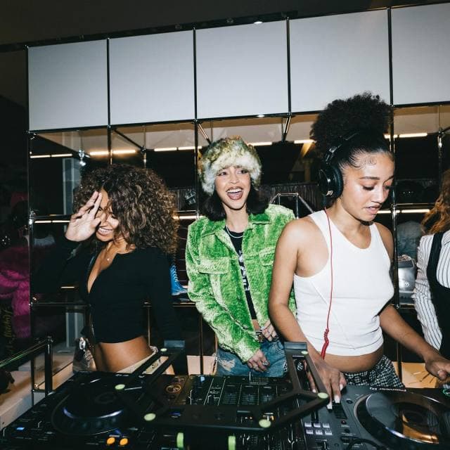 What Time Do Bars and Clubs Close in New York? A Nightlife Insider’s Guide... article cover image