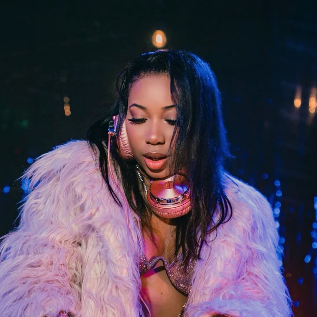 J Nikolé artist profile